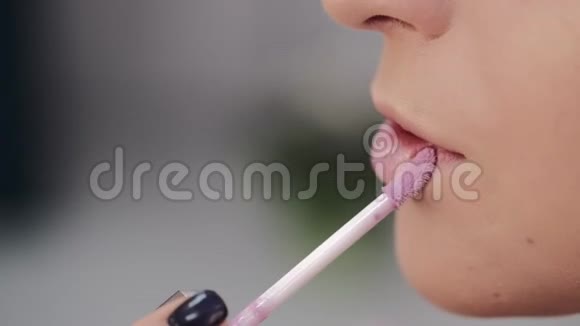 美容院客户嘴唇着色过程特写视频的预览图