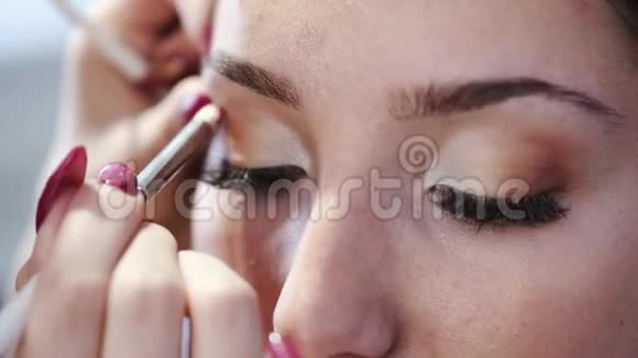 在美容院化妆女孩的脸视频的预览图