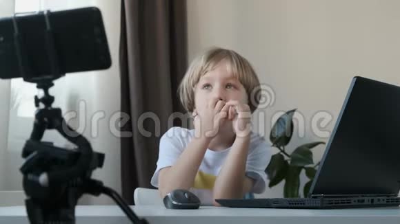 小可爱小男孩博主用智能手机在社交媒体上拍摄视频视频的预览图