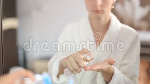 美丽的女人用护肤乳液洗脸呵护肌肤视频的预览图
