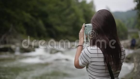 女孩拍了一张山河的照片图里斯卡喜欢在山上放松旅行度假视频的预览图