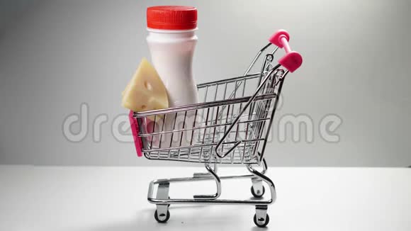 购物车概念商店中的家庭消费香肠牛奶视频的预览图
