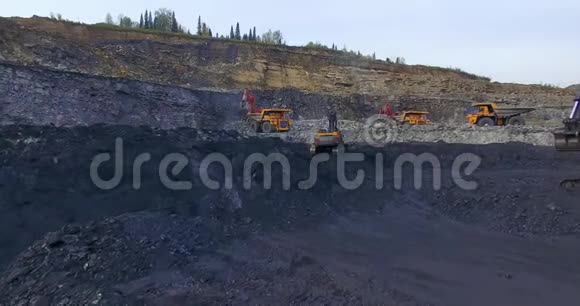 挖掘机挖煤视频的预览图