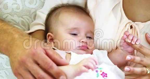 抱着妈妈手指的婴儿视频的预览图