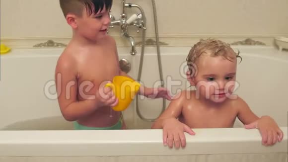 小男孩在洗澡时给弟弟洗澡视频的预览图