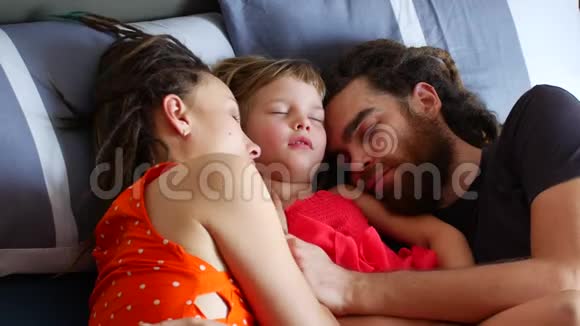 有孩子睡在床上的家人白天和全家一起睡觉视频的预览图