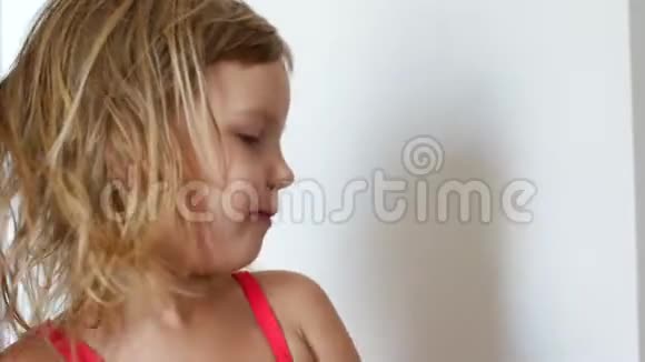 女孩子洗完澡后会擦干头发女孩和吹风机视频的预览图