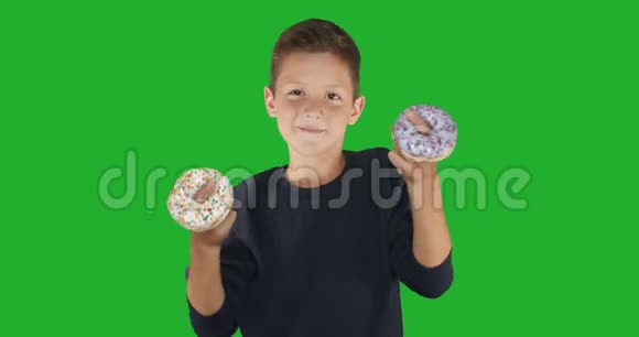 特写镜头一个有趣的家伙的肖像在他的脸上玩五颜六色的甜甜圈表达饮食观念视频的预览图