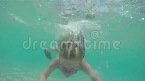 泳镜里的小女孩在水下潜水视频的预览图