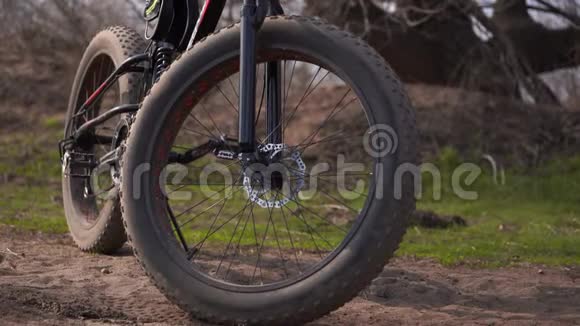 农村自行车大轮子特写山地自行车站在阳光明媚的天气里视频的预览图