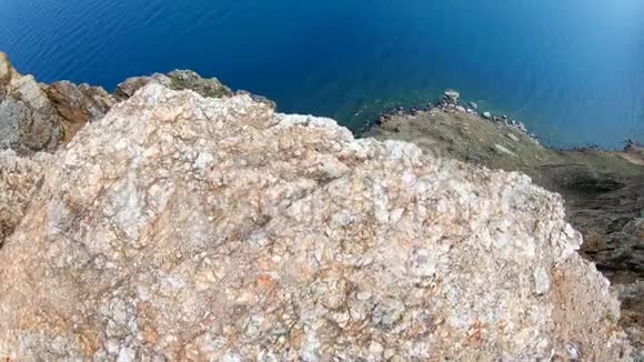从高处俯瞰悬崖视频的预览图