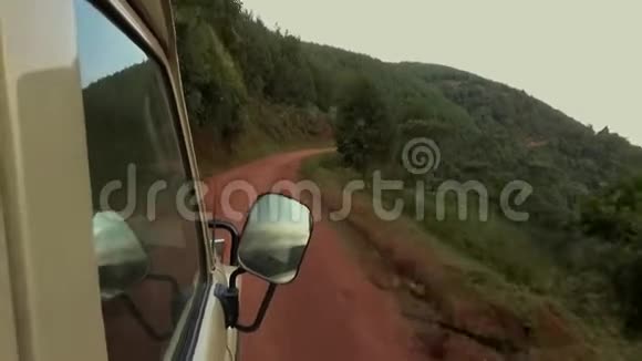 越野行驶驶向难以穿透的Bwindi森林视频的预览图