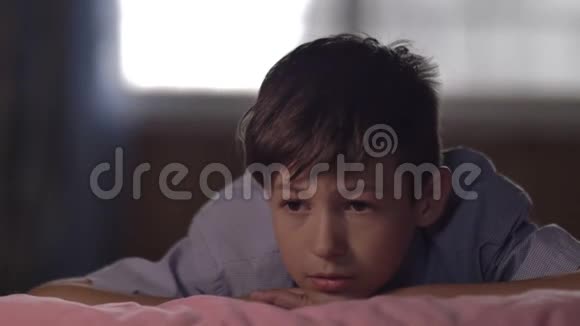 男孩躺在家里的床上记得一些事情视频的预览图
