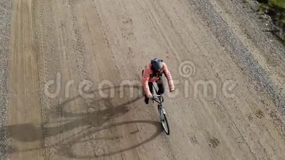 骑自行车的公路自行车从顶部骑自行车的妇女从空中观看从上面拍摄男子骑自行车在空路上视频的预览图