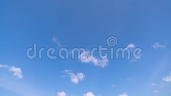 4夏季蓝天和云彩的短暂停留视频的预览图