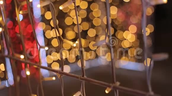 红色和金色抽象模糊的圣诞灯在室外视频的预览图