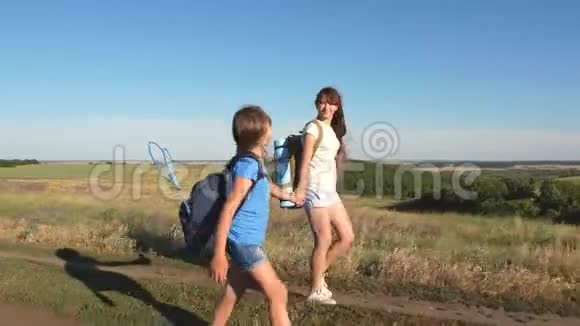 团队合作游客青少年女旅行者走在农村的一条路上夏天公园里快乐的徒步旅行者女孩快乐视频的预览图