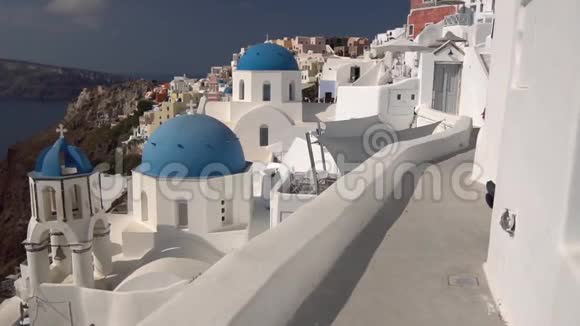 希腊圣托里尼岛蓝色圆顶教堂和卡尔德拉的全景爱琴海视频的预览图