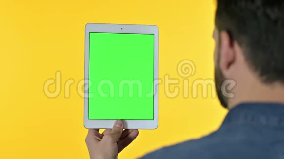 带有彩色屏幕的平板电脑上使用的人黄色背景视频的预览图