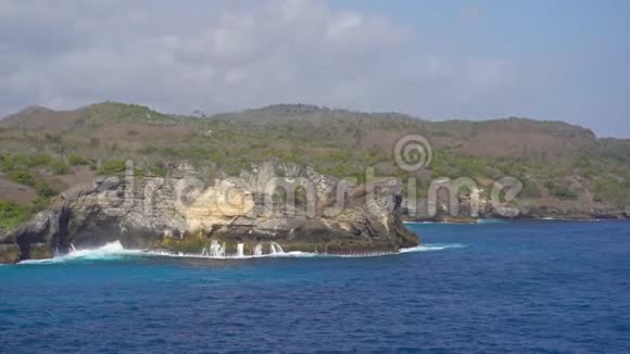 印尼努沙佩尼达岛天使斯比拉邦海滩的岩石上正在发生波浪视频的预览图