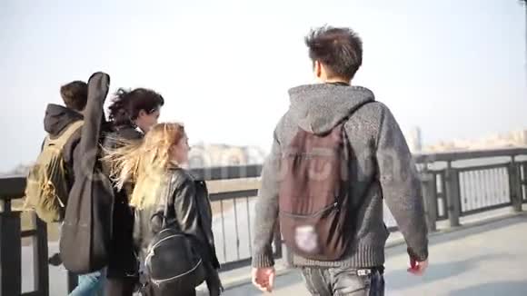 年轻的朋友在码头上散步聊天视频的预览图