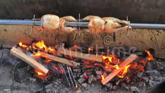 整只鸡的腌肉被烧在炭烤架上烤烤晚餐派对视频的预览图