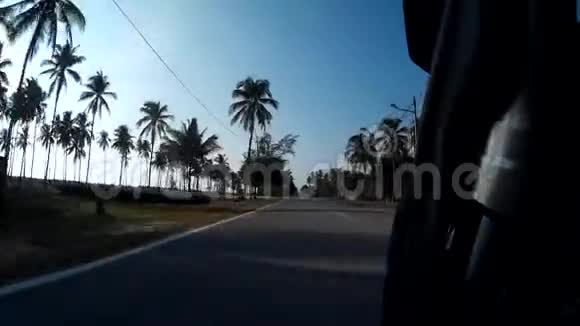 骑自行车的人骑在沿海公路上视频的预览图