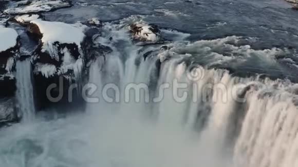 冰岛瀑布鸟瞰视频的预览图