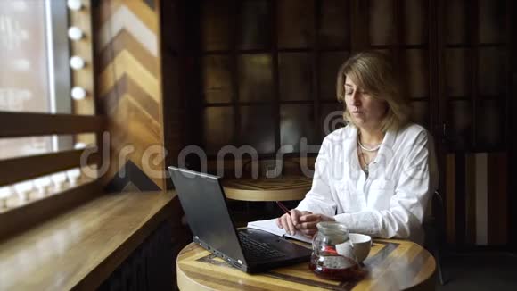 心理学家在网上咖啡馆咨询客户视频的预览图