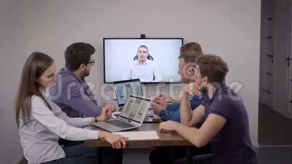 会议电话开发团队通过电话会议与客户沟通提供视频呼叫服务视频的预览图