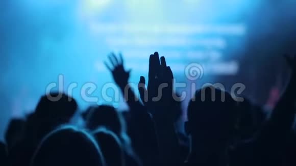 人们在音乐会上举手特写镜头后景唱歌模糊的阶段视频的预览图