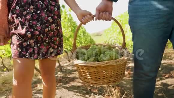 男人和女人拿着一个大篮子里面有白葡萄视频的预览图