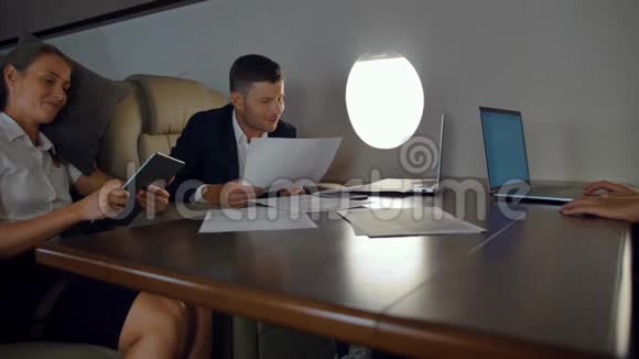 有钱的商人讨论私人飞机舱内的生意视频的预览图