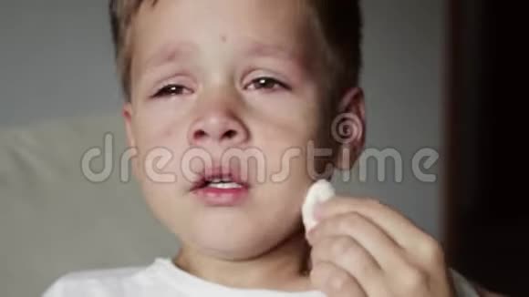 一个哭哭啼啼的可爱生病的男孩的肖像视频的预览图