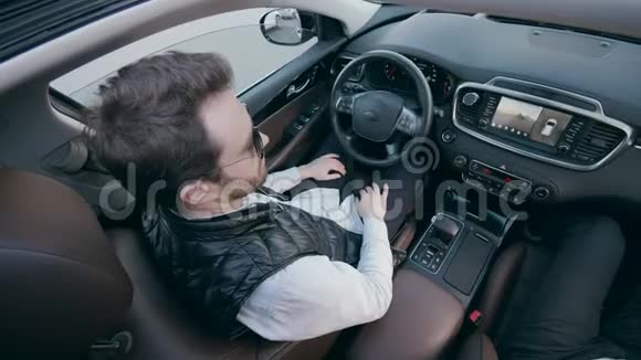 一个人正驾驶着一辆自动汽车视频的预览图