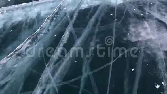冰冻湖的冰冰的质地贝加尔冰湖视频的预览图