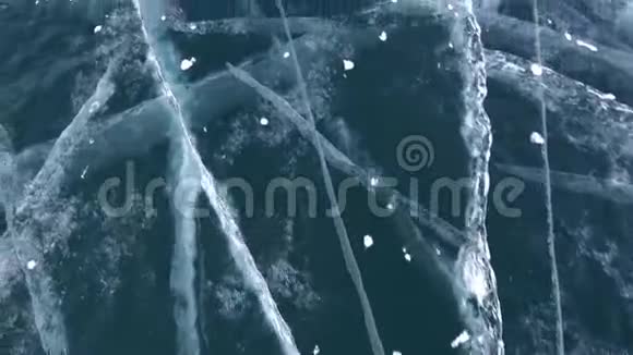冰冻湖的冰冰的质地贝加尔冰湖视频的预览图