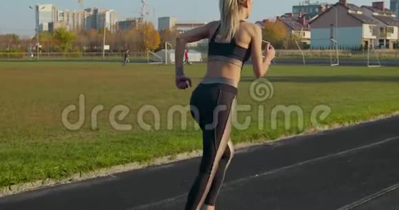 强壮的健身女孩在体育场跑步她正在庆祝她的工作结束视频的预览图