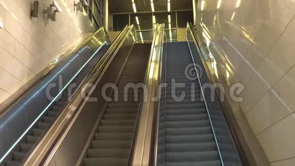 在机场候机楼或商场使用自动扶梯视频的预览图
