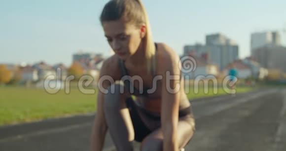 年轻有动力的女孩正准备在体育场跑步健康的生活方式运动观念视频的预览图