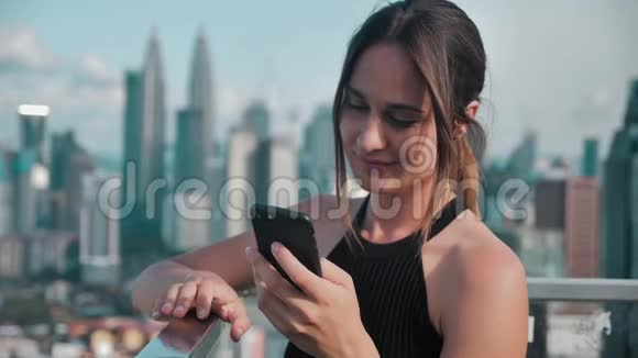 生意繁忙的女孩在电话按钮上的摩天大楼的背景4k视频的预览图