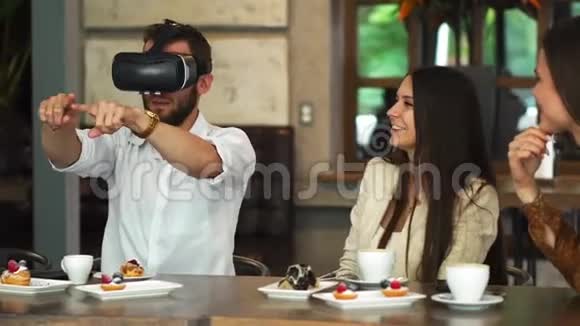 青年企业家团体与VR耳机会面视频的预览图