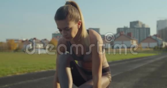 年轻有动力的女孩正准备在体育场跑步健康的生活方式运动观念视频的预览图