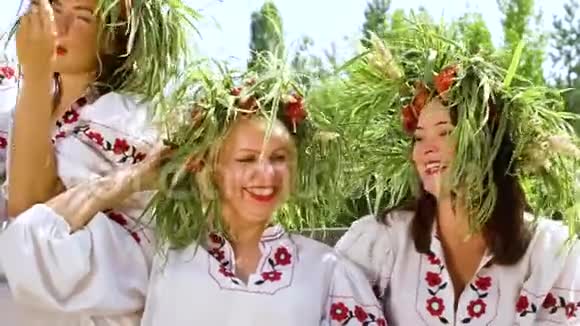 夏天在外面笑花圈和民族服装的快乐模特视频的预览图
