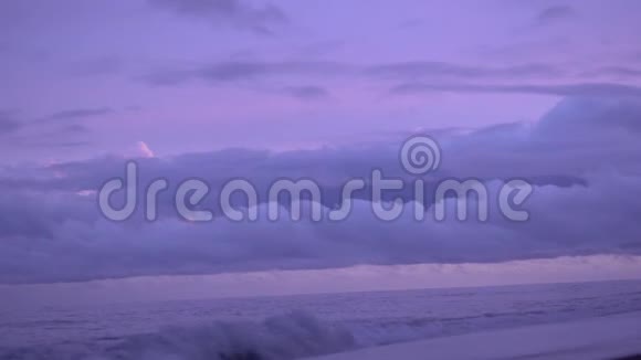 美丽的日落与波浪粉和紫罗兰的日落云视频的预览图