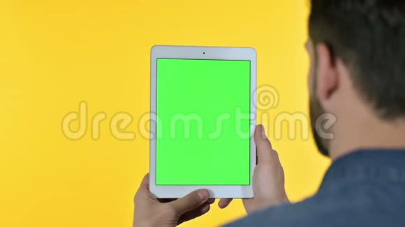 带彩色屏幕的平板电脑黄色背景视频的预览图