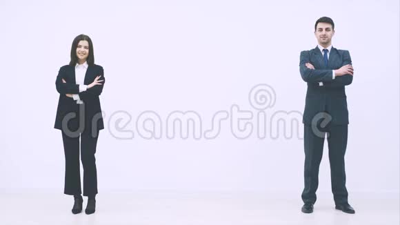 商务男女站着双手交叉神情中带着自信的表情视频的预览图