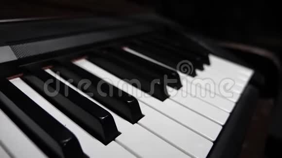 电钢琴键合成慢速盘式多利射击视频的预览图