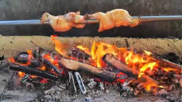 全腌鸡的烤法旋转机器烤鸡以上山毛榉和桦木火烤架上全鸡视频的预览图