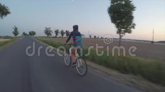 在路上骑自行车的女孩视频的预览图
